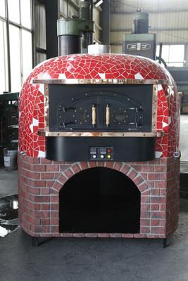 黒くか赤いセラミック タイルが付いている円形の溶岩の石の木製火のイタリア ピザ オーブン