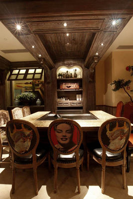 レストランのTeppanyakiのグリルのテーブル